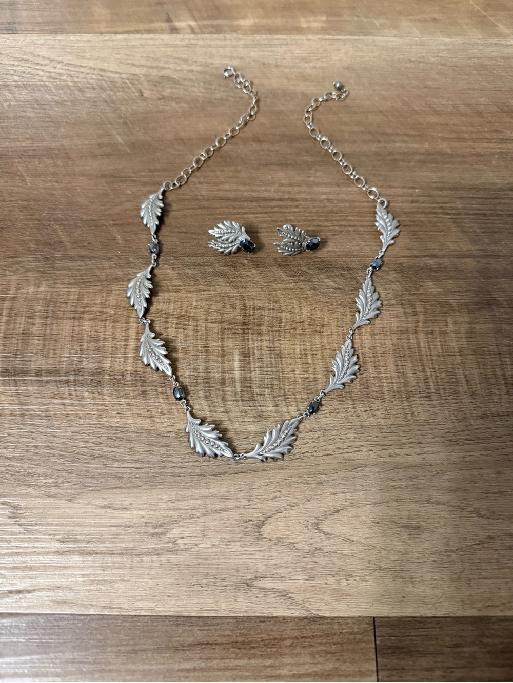 silver-toned vintage jewelry set leaf design necklace matching clip-on earrings